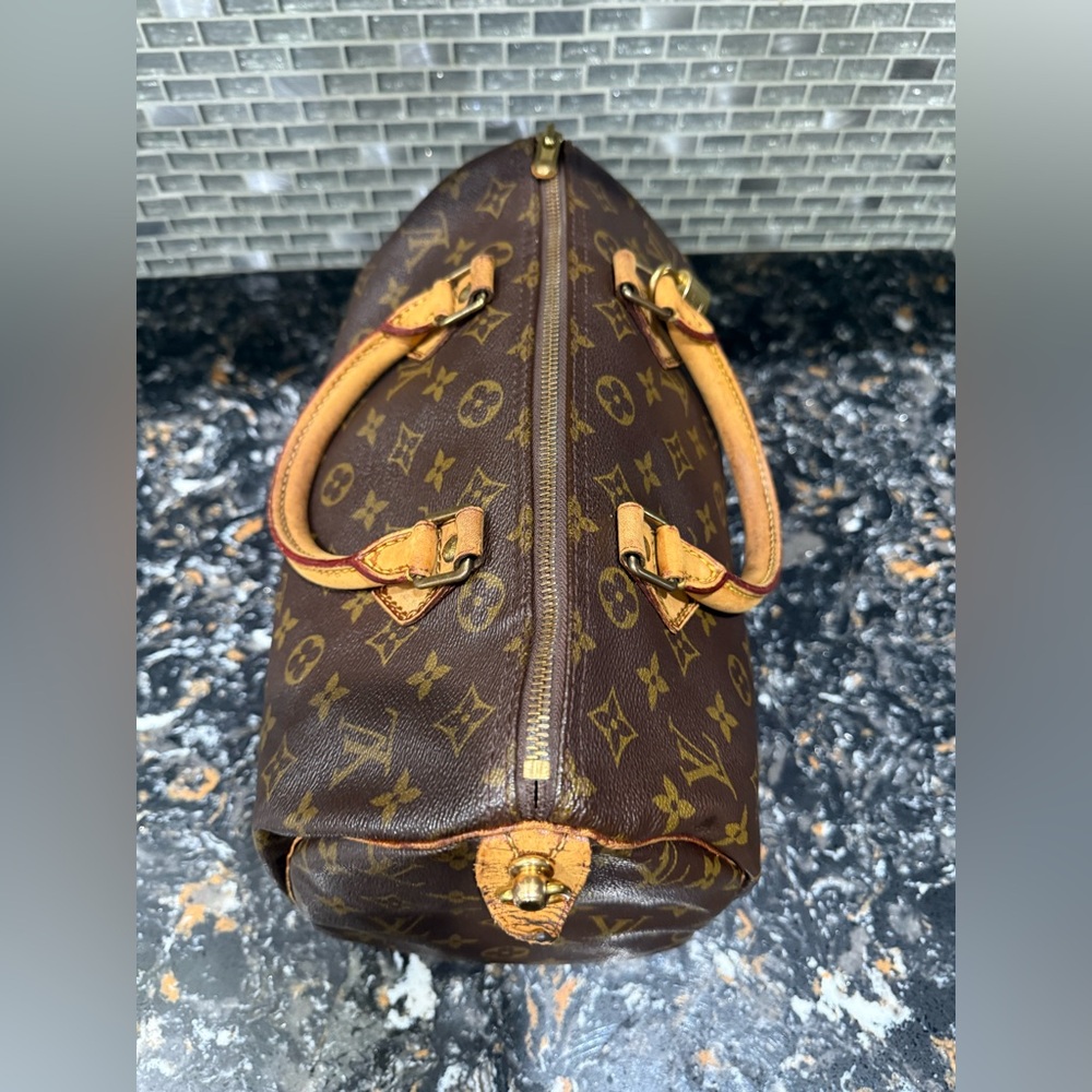 LOUIS VUITTON Speedy 30 
Monogram Satchel with COA - Picture 7 of 13